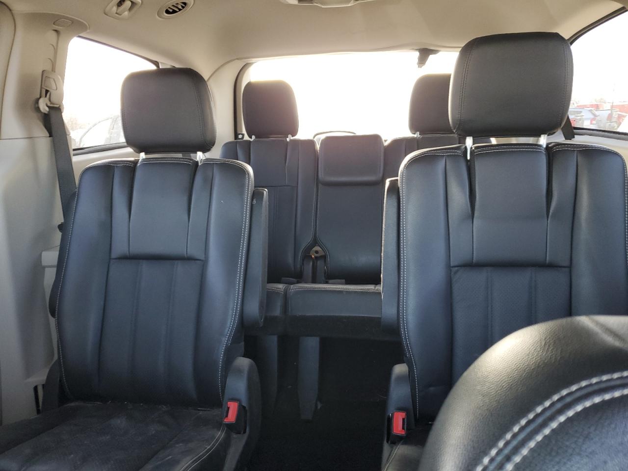 2012 Chrysler Town & Country - Image 10