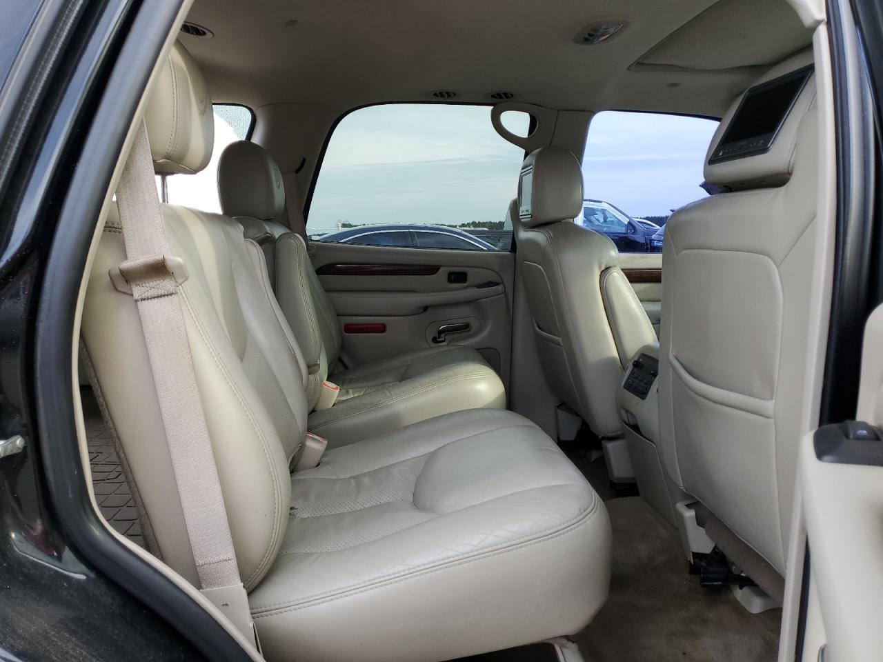2004 Cadillac Escalade - Image 11
