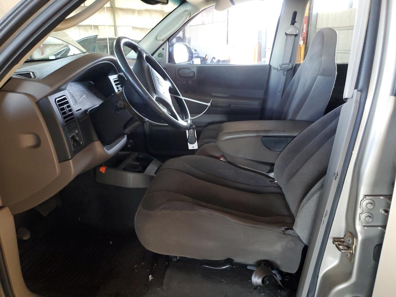 2004 Dodge Dakota - Image 7
