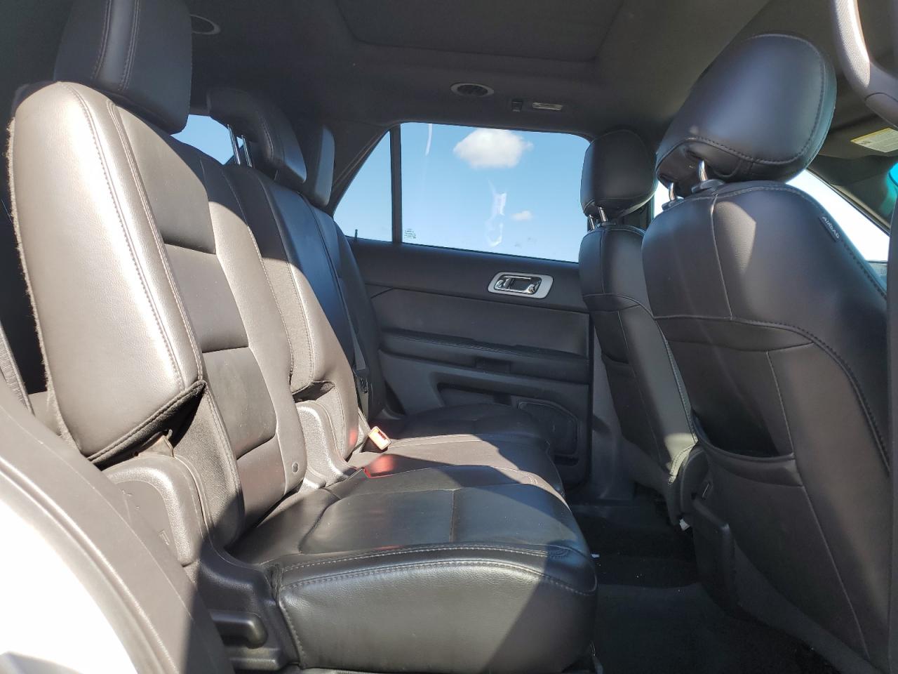 2015 Ford Explorer - Image 11