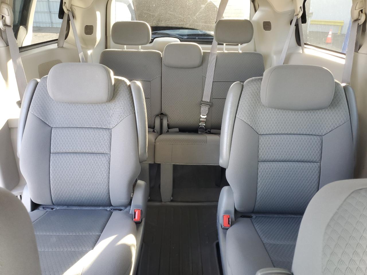 2010 Chrysler Town & Country - Image 10