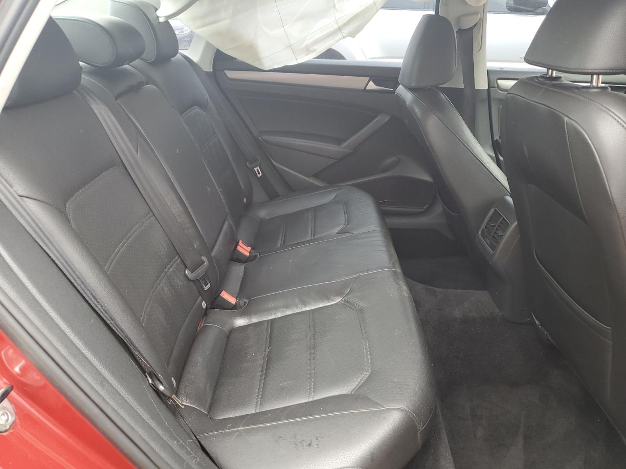2015 Volkswagen Passat - Image 10
