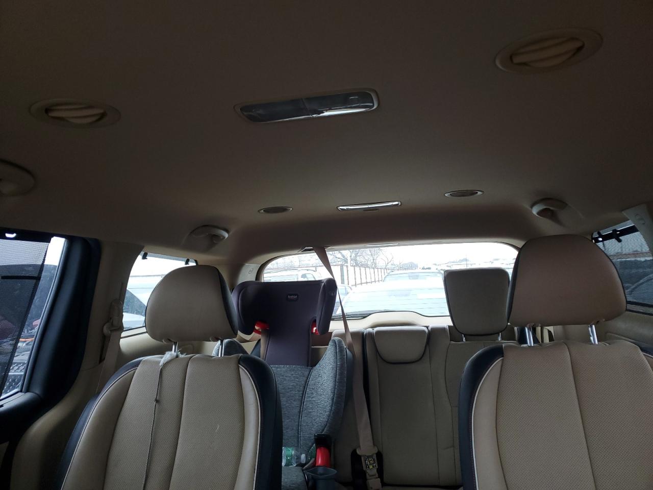 2015 Kia Sedona - Image 10