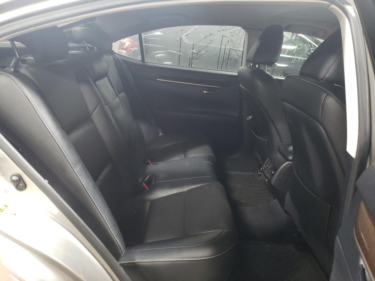 2015 Lexus ES - Image 10