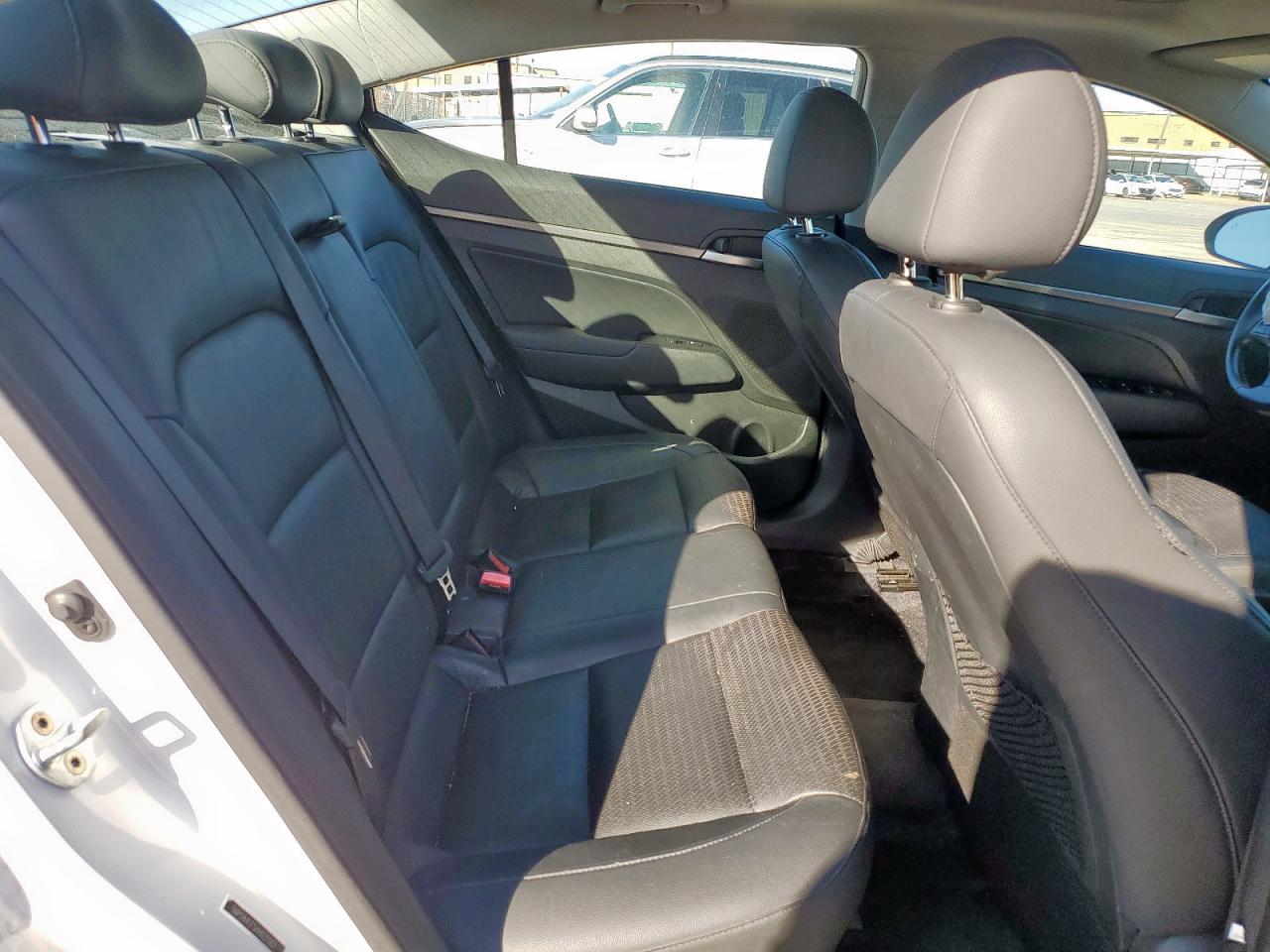2017 Hyundai Elantra - Image 10
