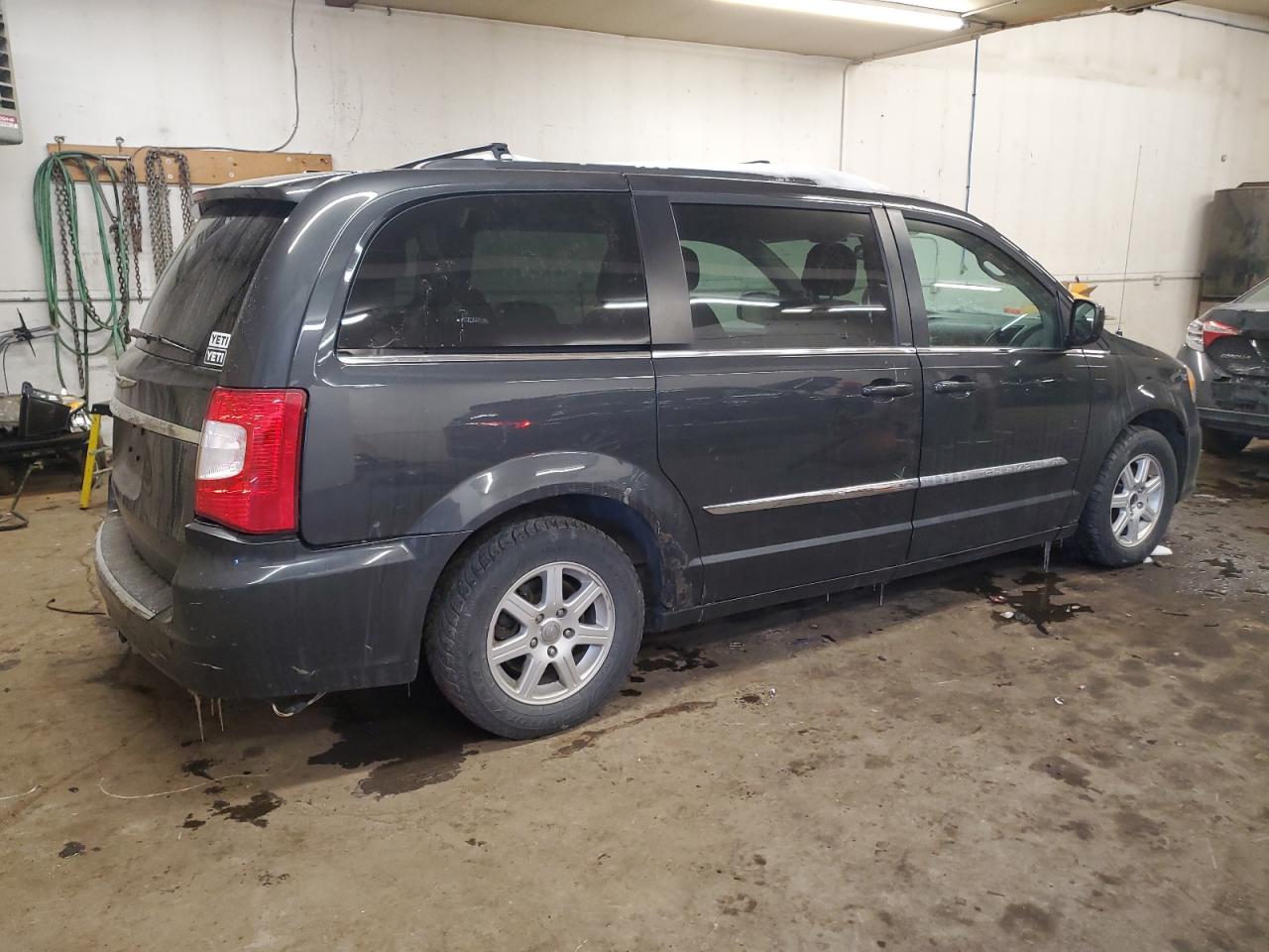 2011 Chrysler Town & Country - Image 3