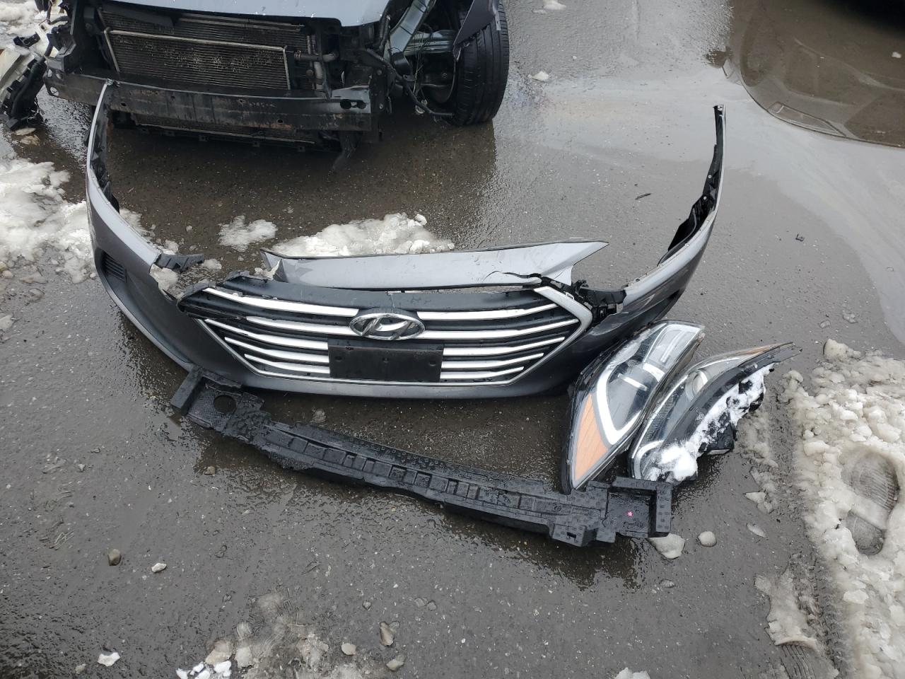 2018 Hyundai Elantra - Image 12