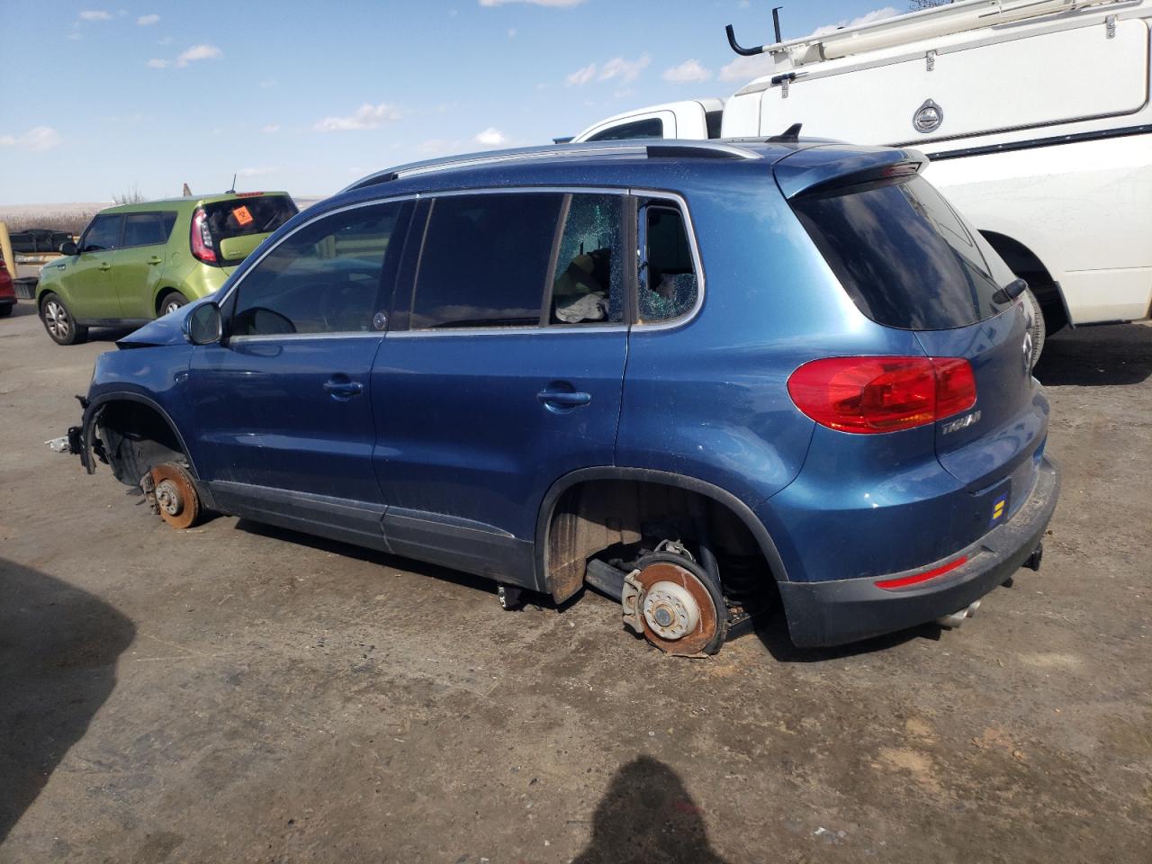2017 Volkswagen Tiguan - Image 2