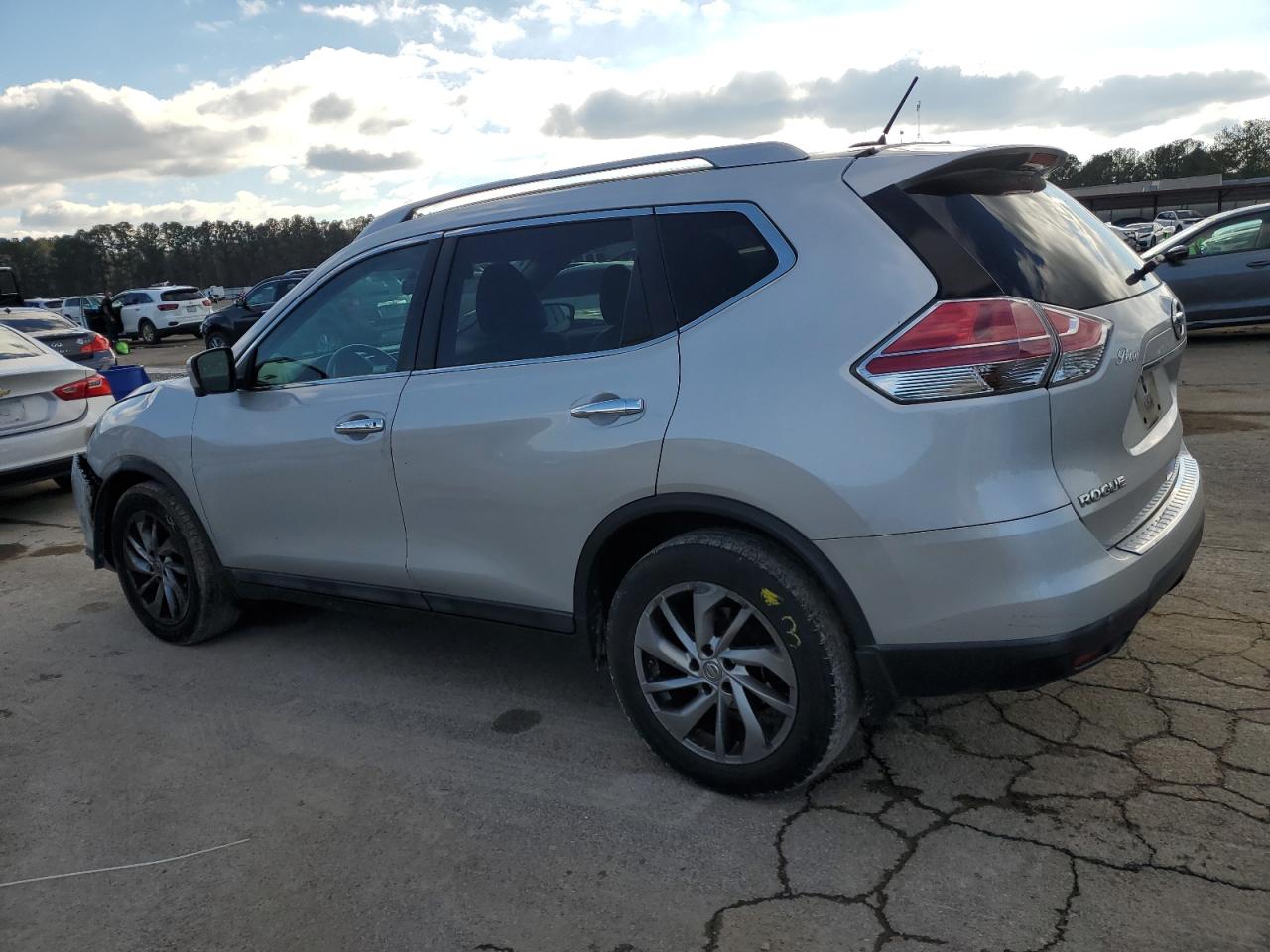 2015 Nissan Rogue - Image 2
