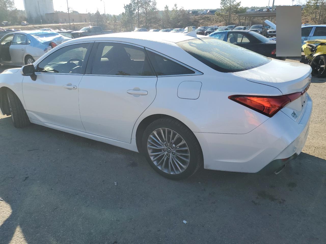 2019 Toyota Avalon - Image 2