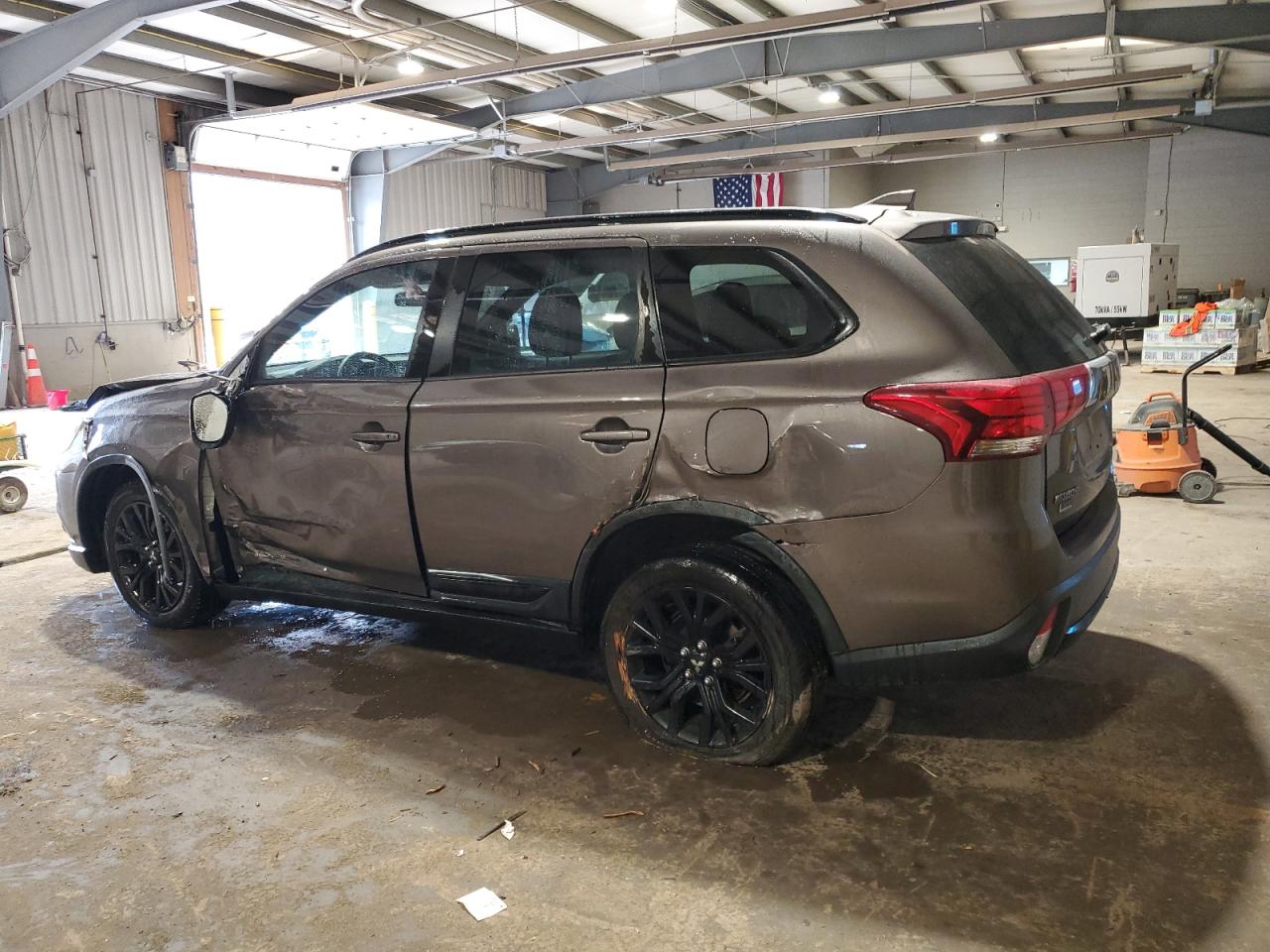 2018 Mitsubishi Outlander - Image 2