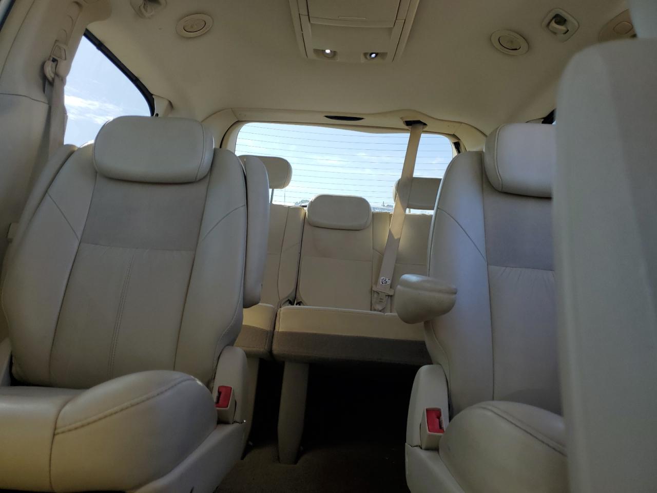 2008 Chrysler Town & Country - Image 10