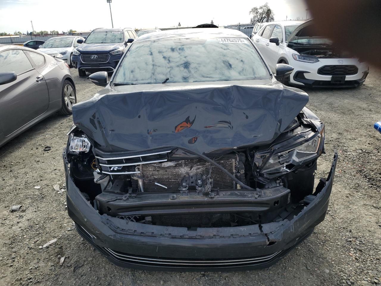 2017 Volkswagen Passat - Image 5