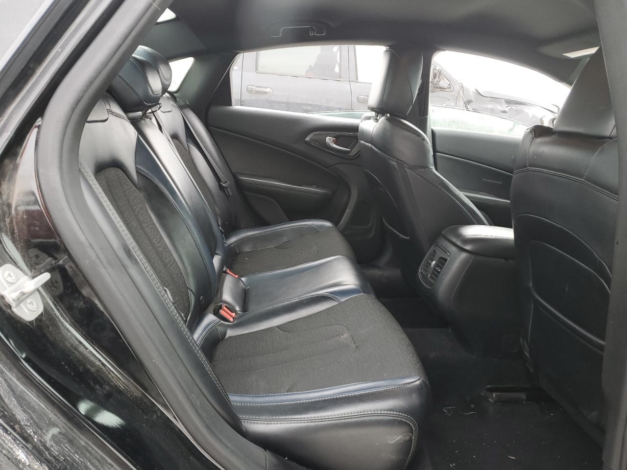 2015 Chrysler 200 - Image 10