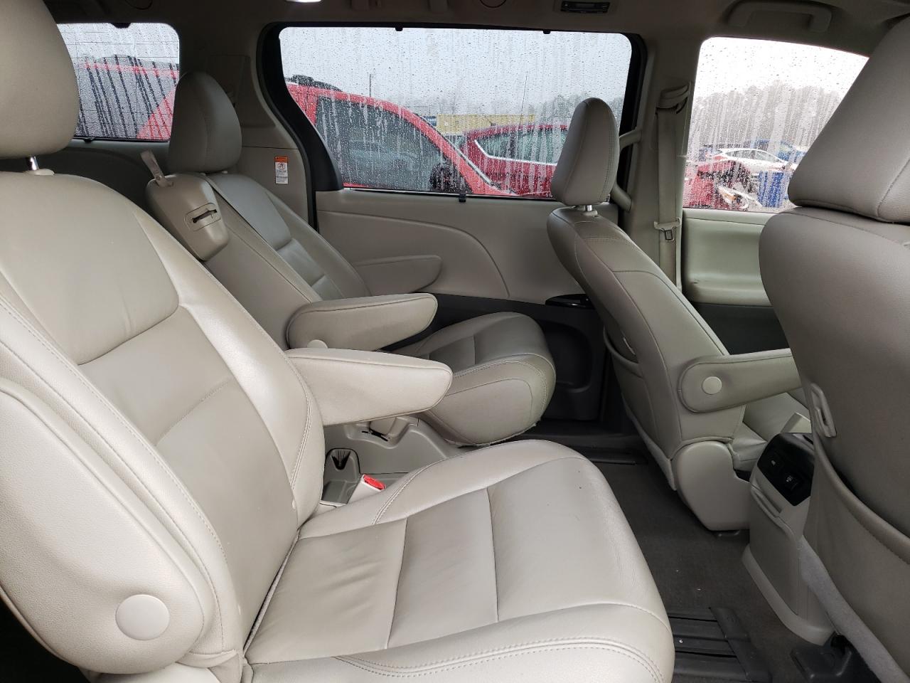 2015 Toyota Sienna - Image 11