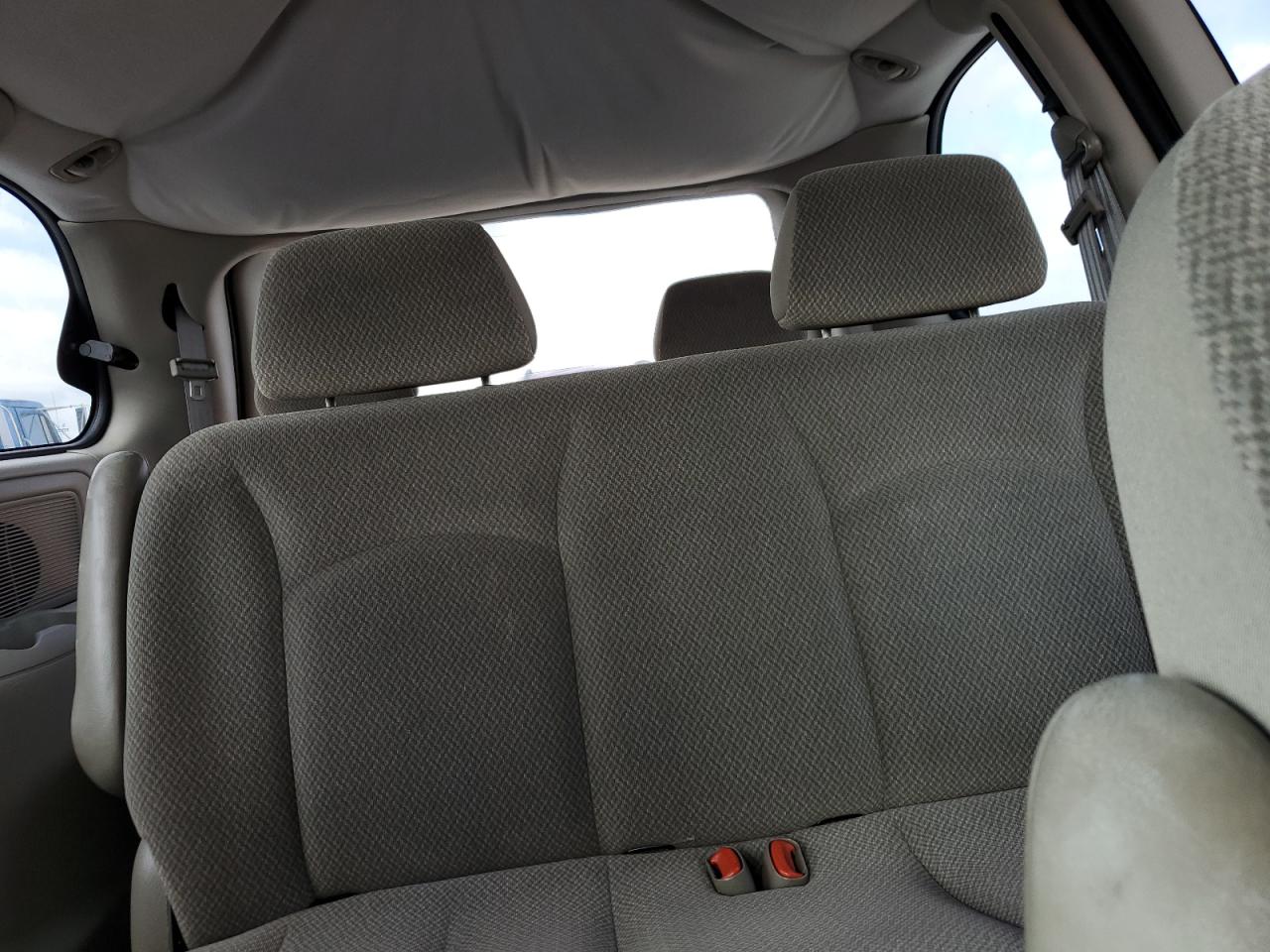 2005 Chrysler Town & Country - Image 10