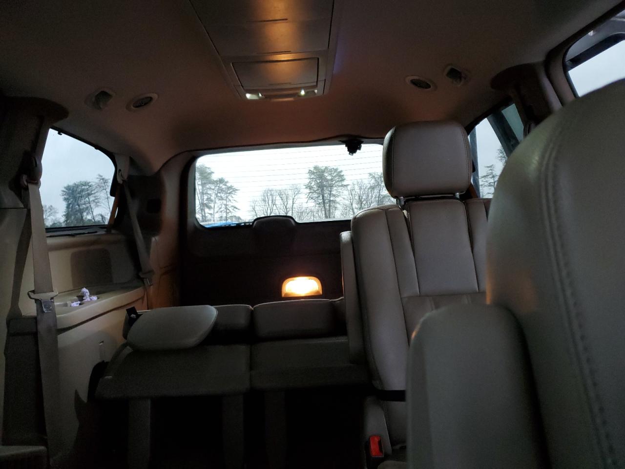 2015 Chrysler Town & Country - Image 10