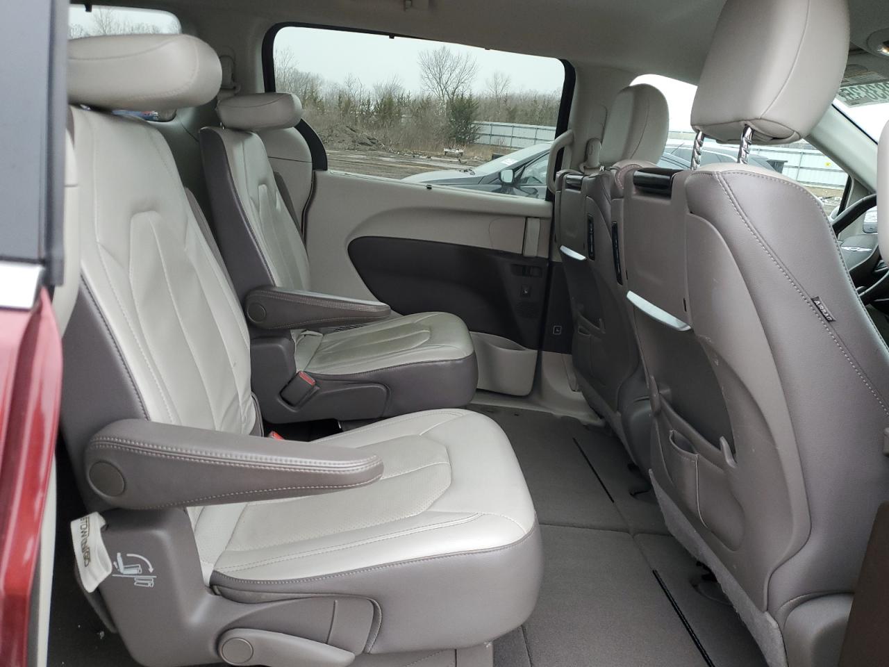 2018 Chrysler Pacifica - Image 11