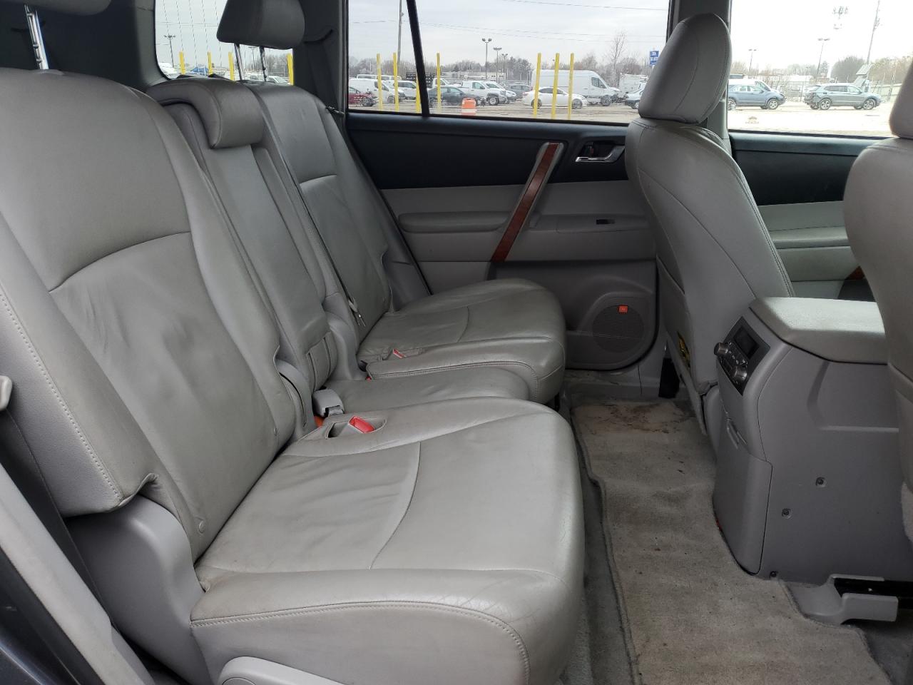 2010 Toyota Highlander - Image 11