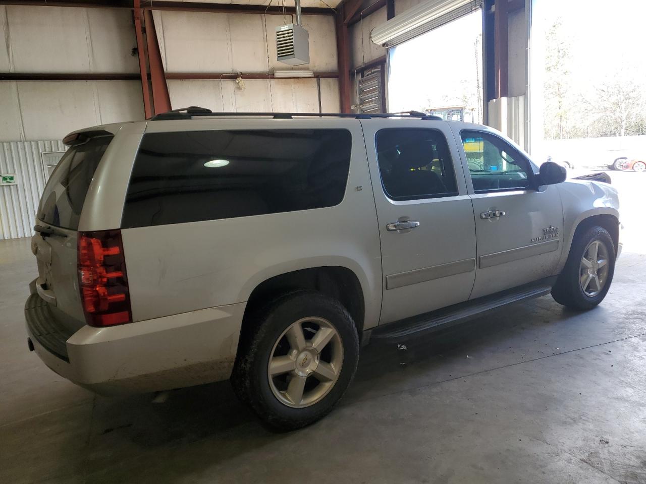 2014 Chevrolet Suburban - Image 3