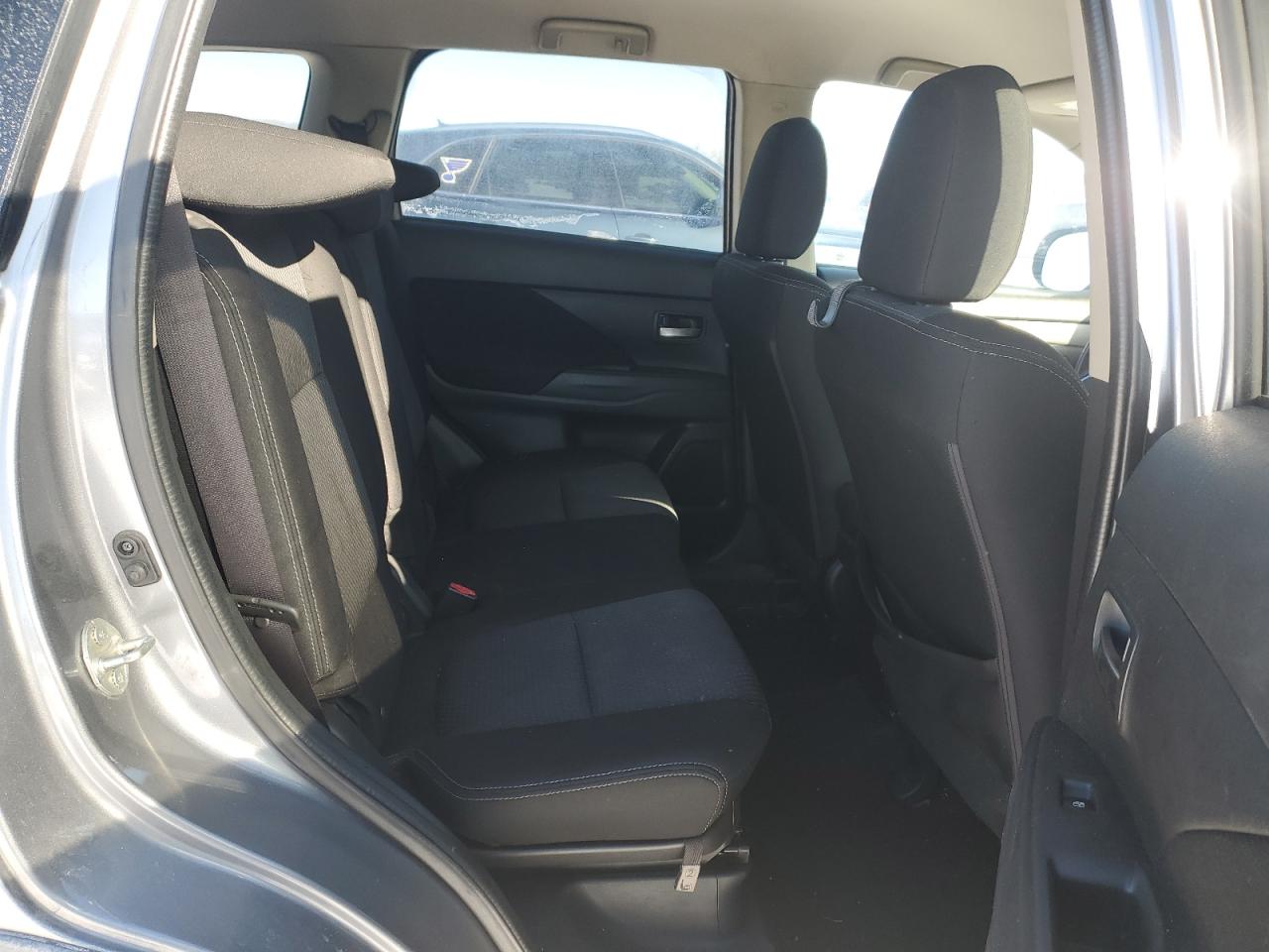 2017 Mitsubishi Outlander - Image 10