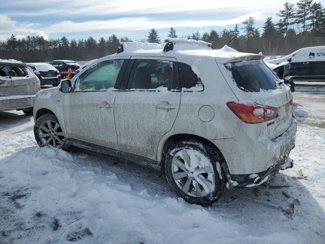 2013 Mitsubishi Outlander - Image 2