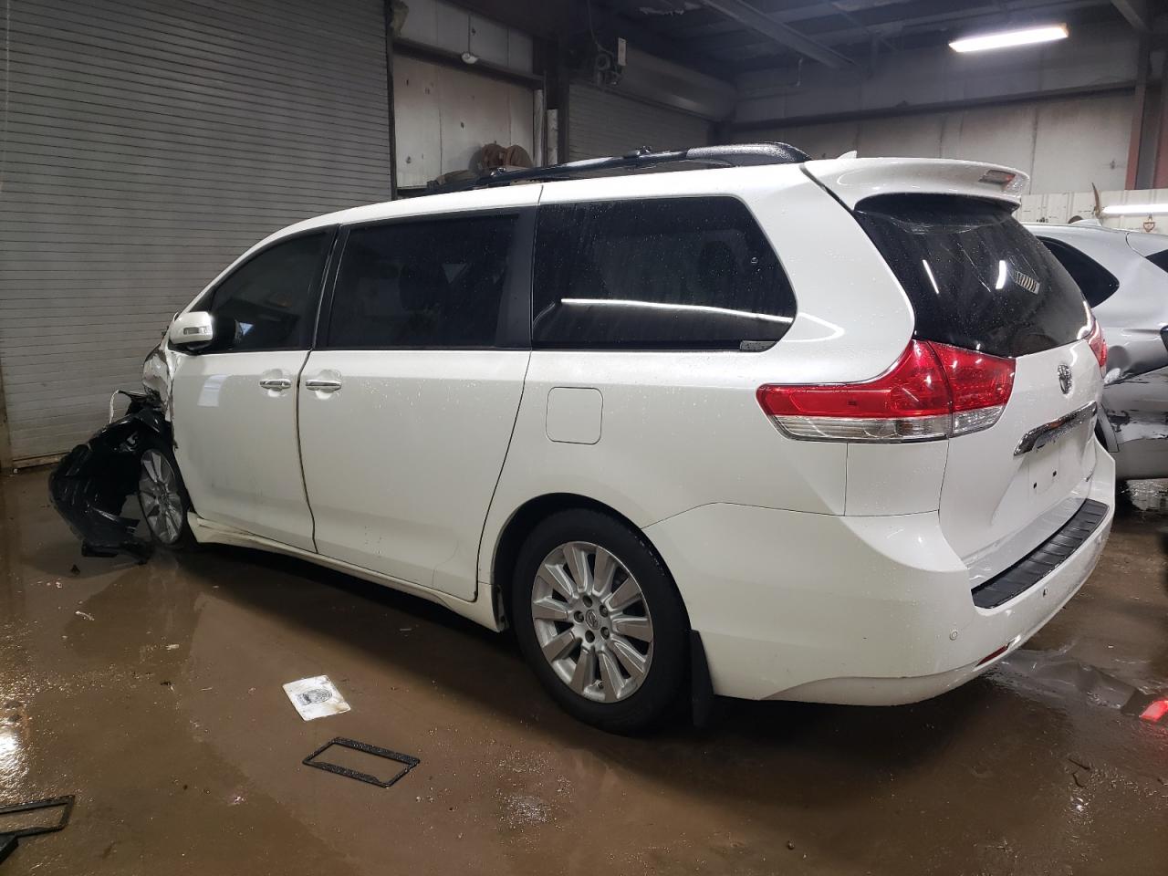 2013 Toyota Sienna - Image 2