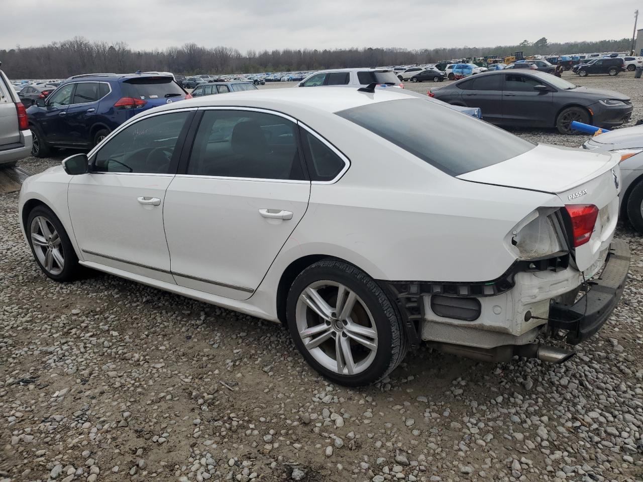 2015 Volkswagen Passat - Image 2