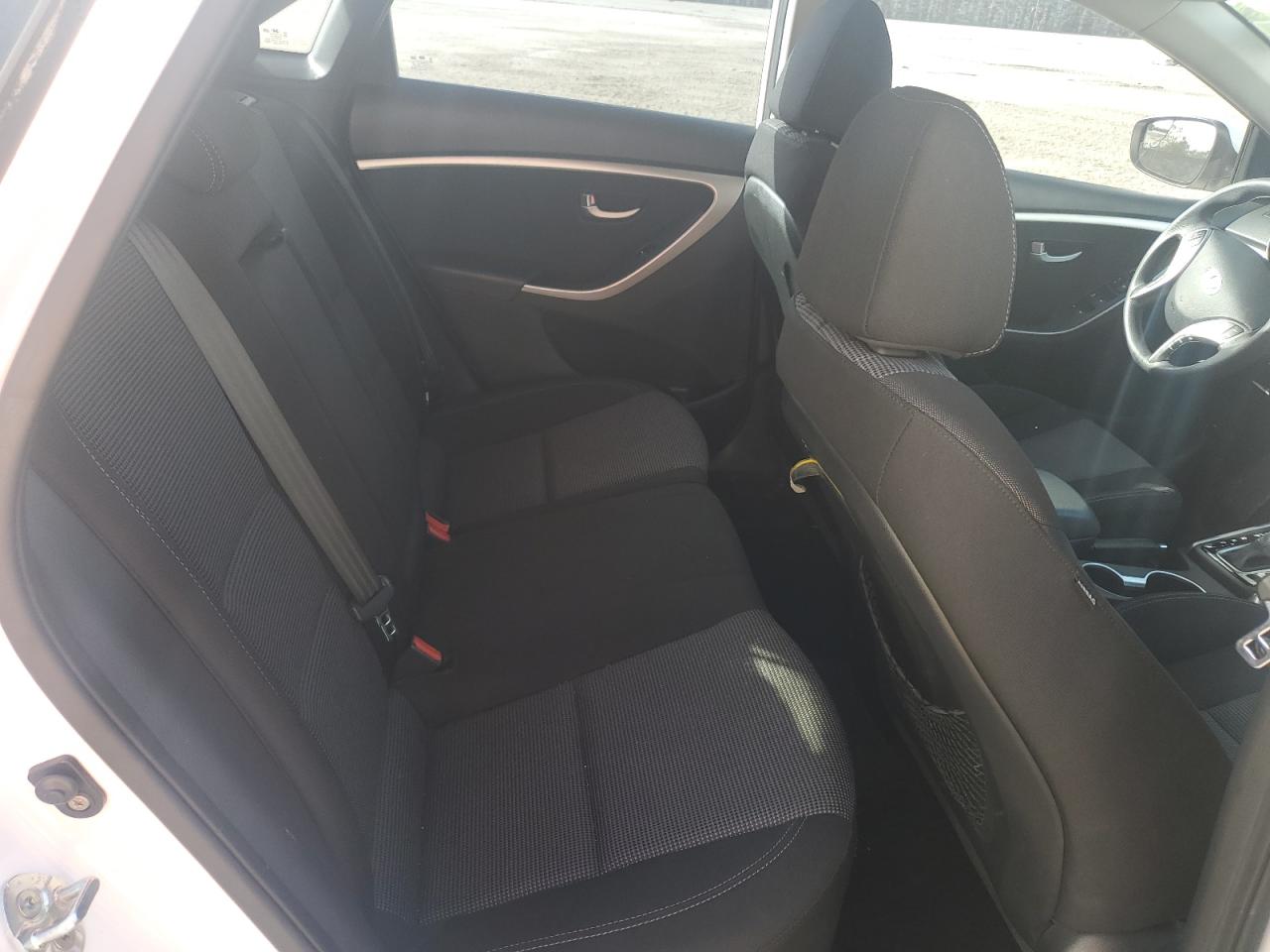 2015 Hyundai Elantra - Image 10