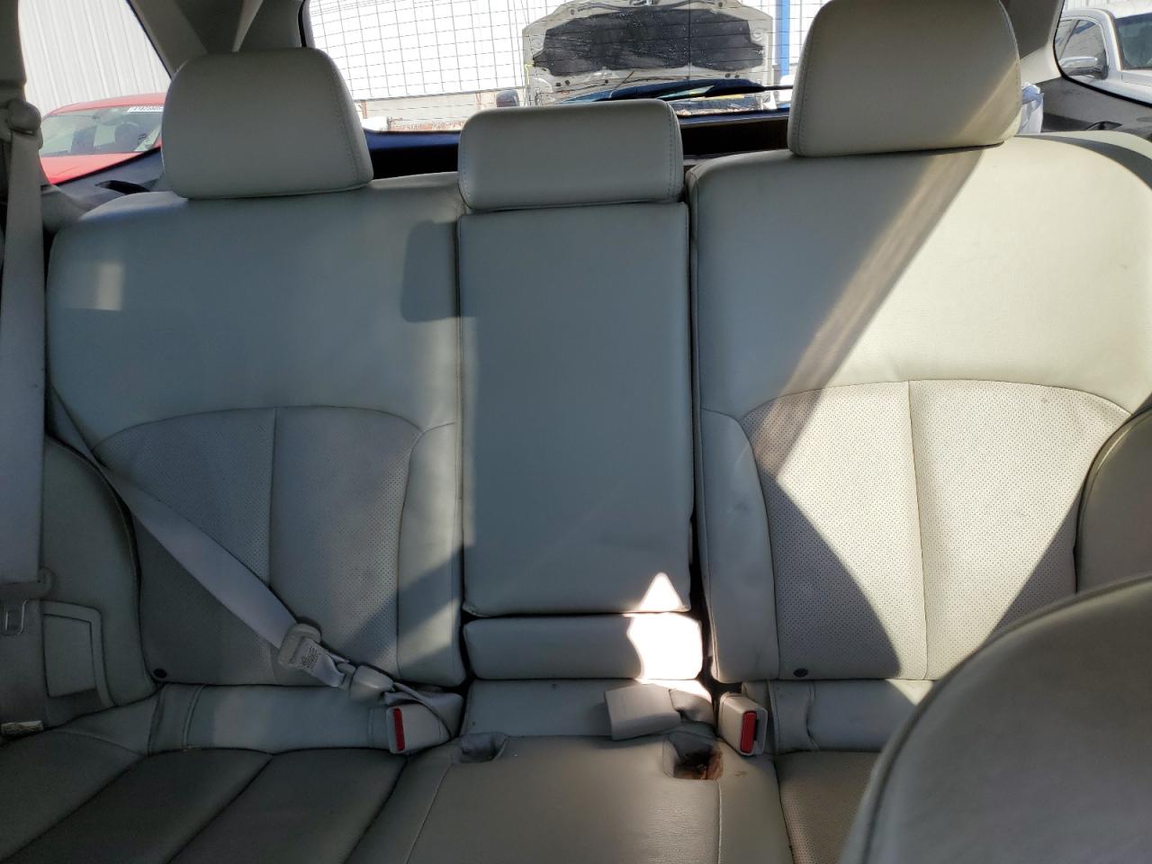 2011 Subaru Outback - Image 10