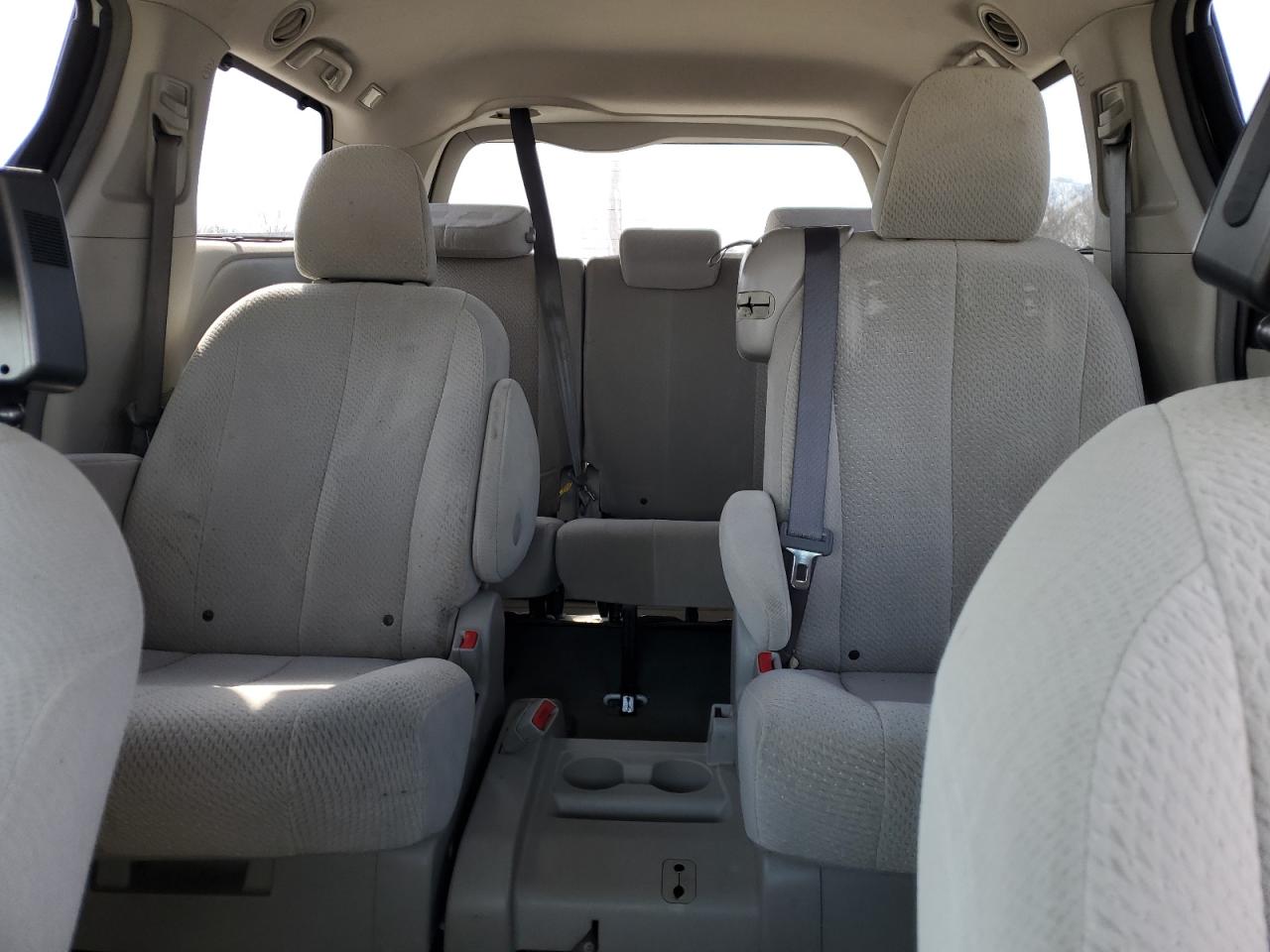 2011 Toyota Sienna - Image 10