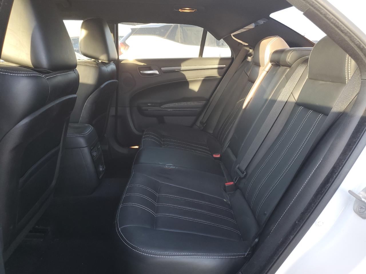 2014 Chrysler 300 - Image 10