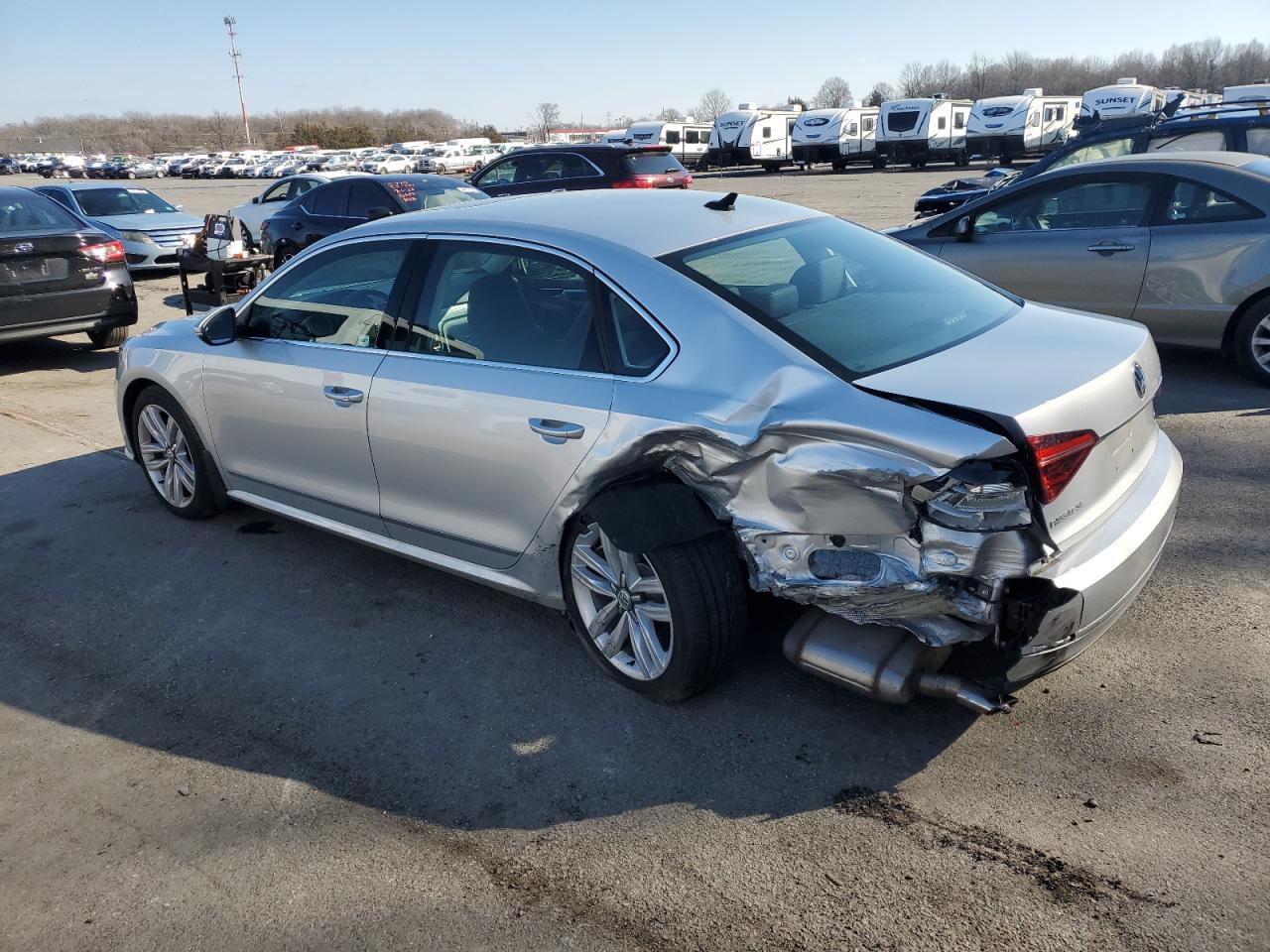 2017 Volkswagen Passat - Image 2