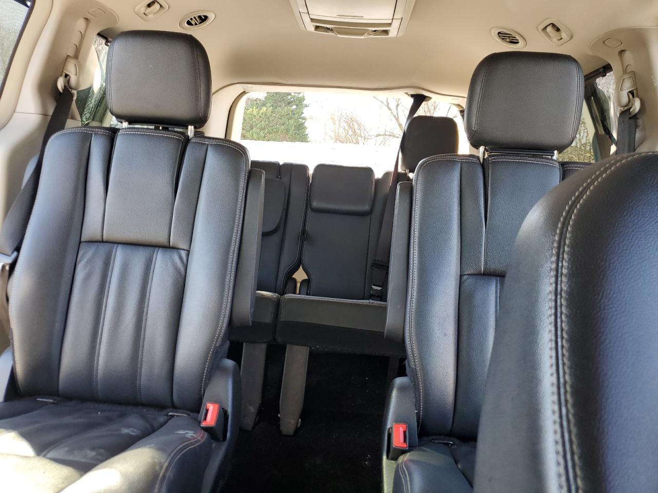 2016 Chrysler Town & Country - Image 10