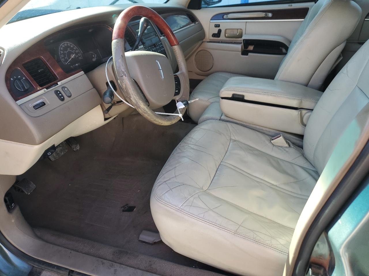 2005 Lincoln Town Car - Image 7