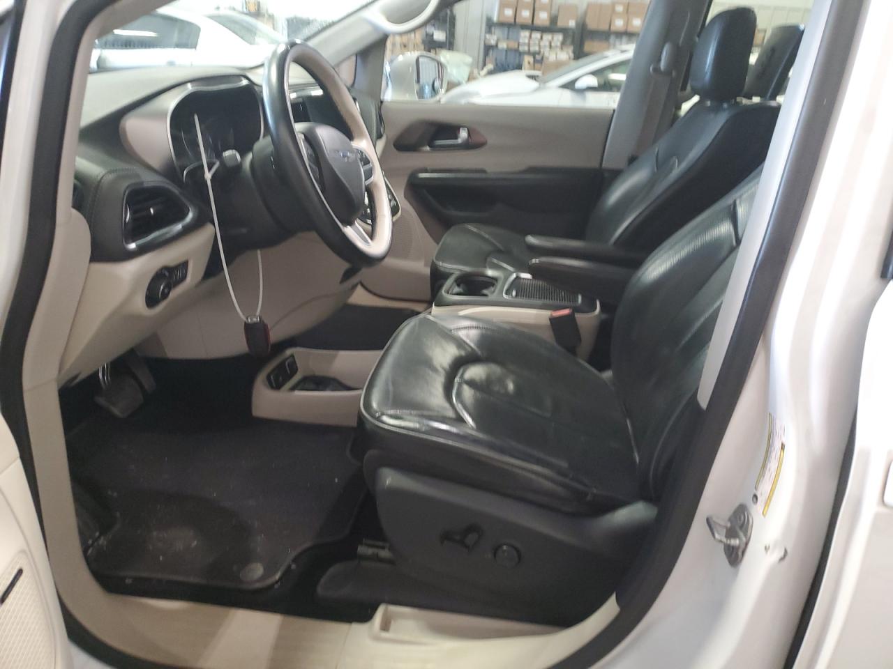 2018 Chrysler Pacifica - Image 7