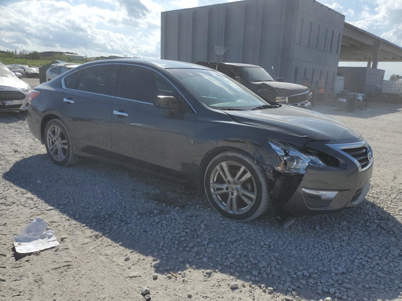 2013 Nissan Altima - Image 4