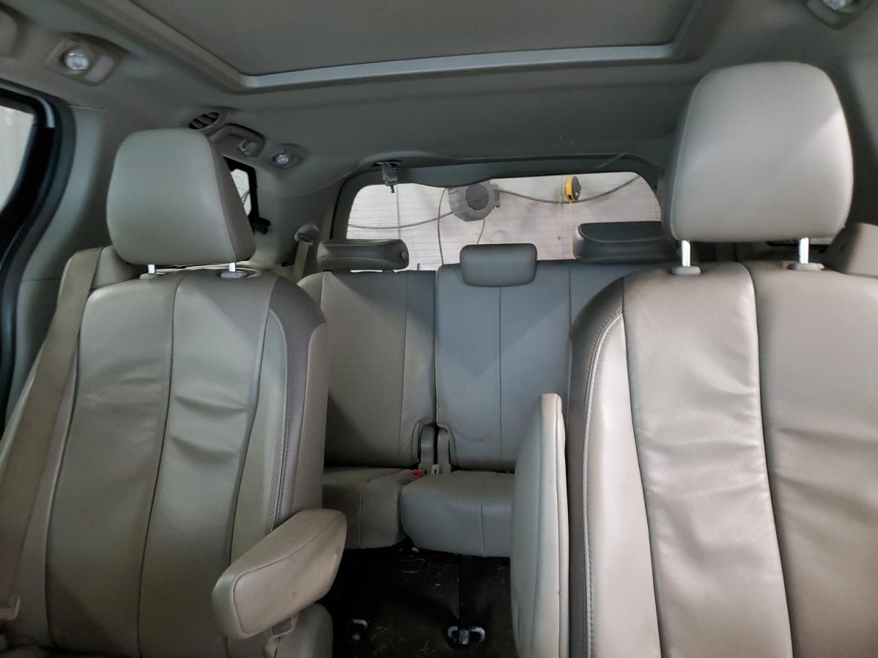 2013 Toyota Sienna - Image 10