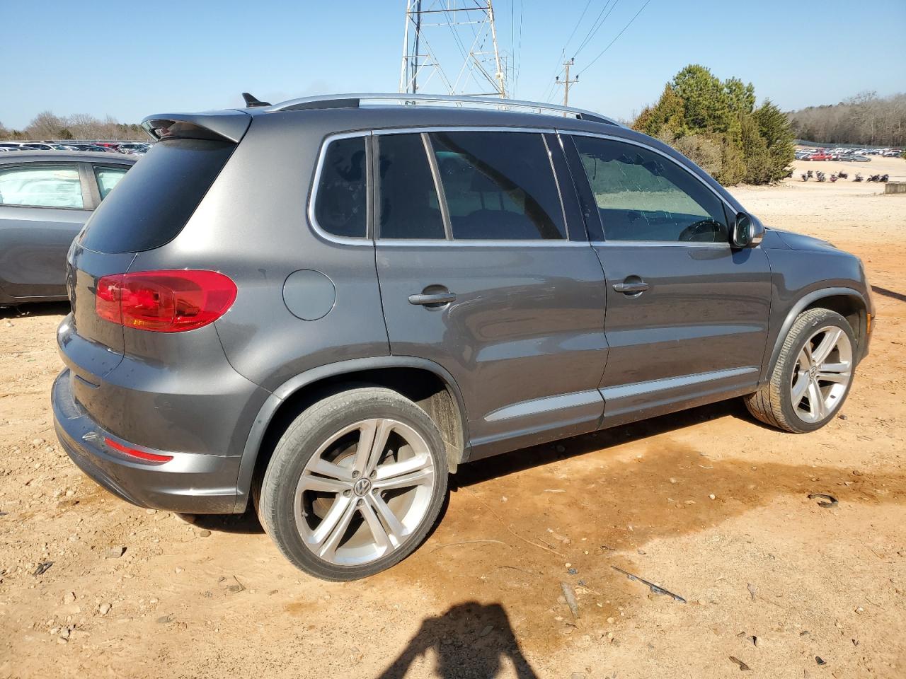 2016 Volkswagen Tiguan - Image 3