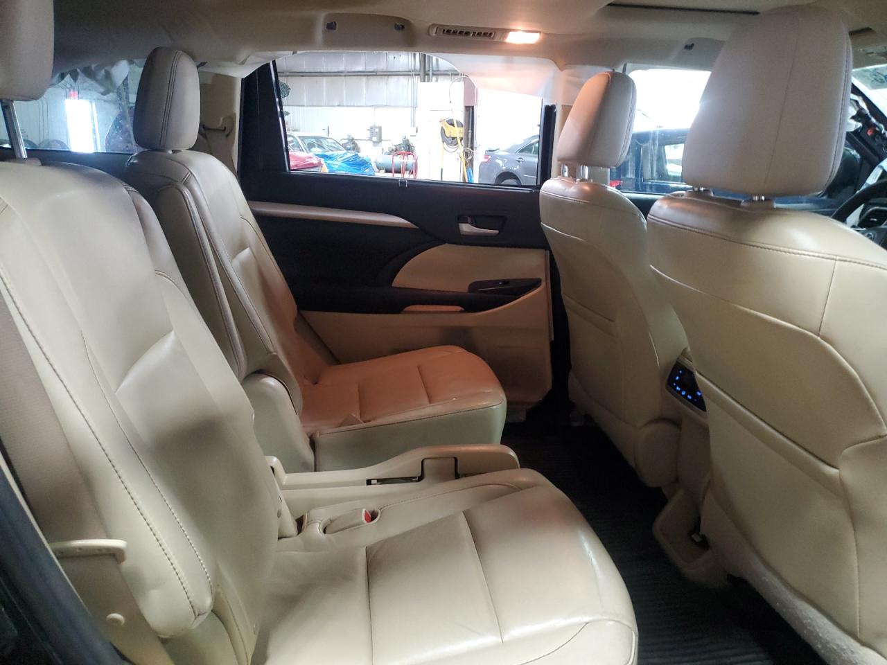 2015 Toyota Highlander - Image 11