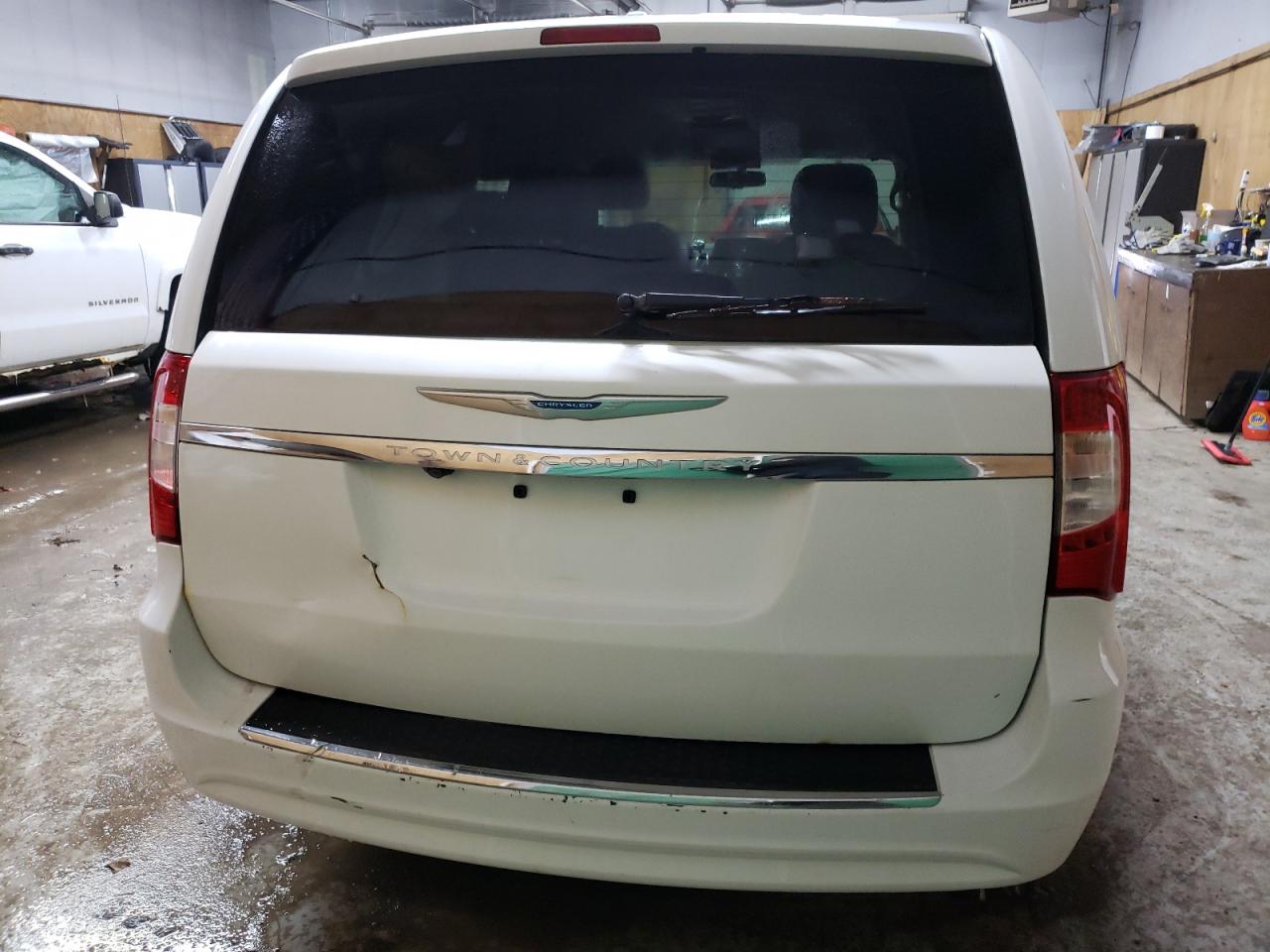 2016 Chrysler Town & Country - Image 6