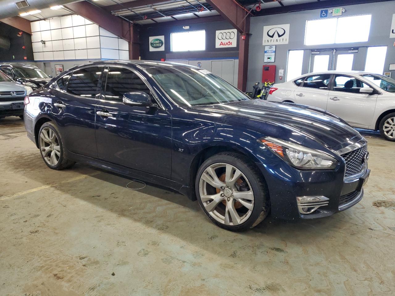 2016 Infiniti Q70 - Image 4
