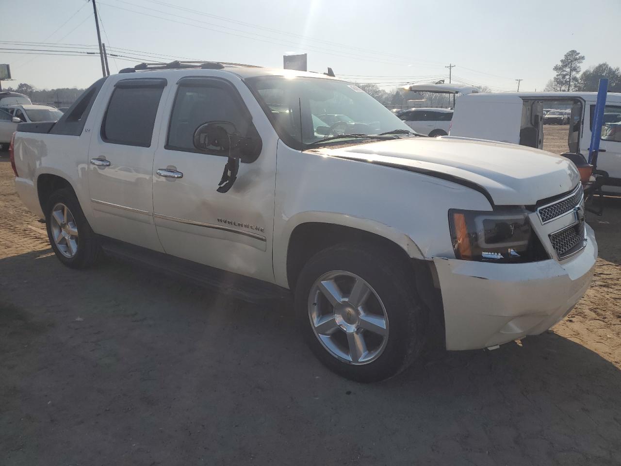 2011 Chevrolet Avalanche - Image 4