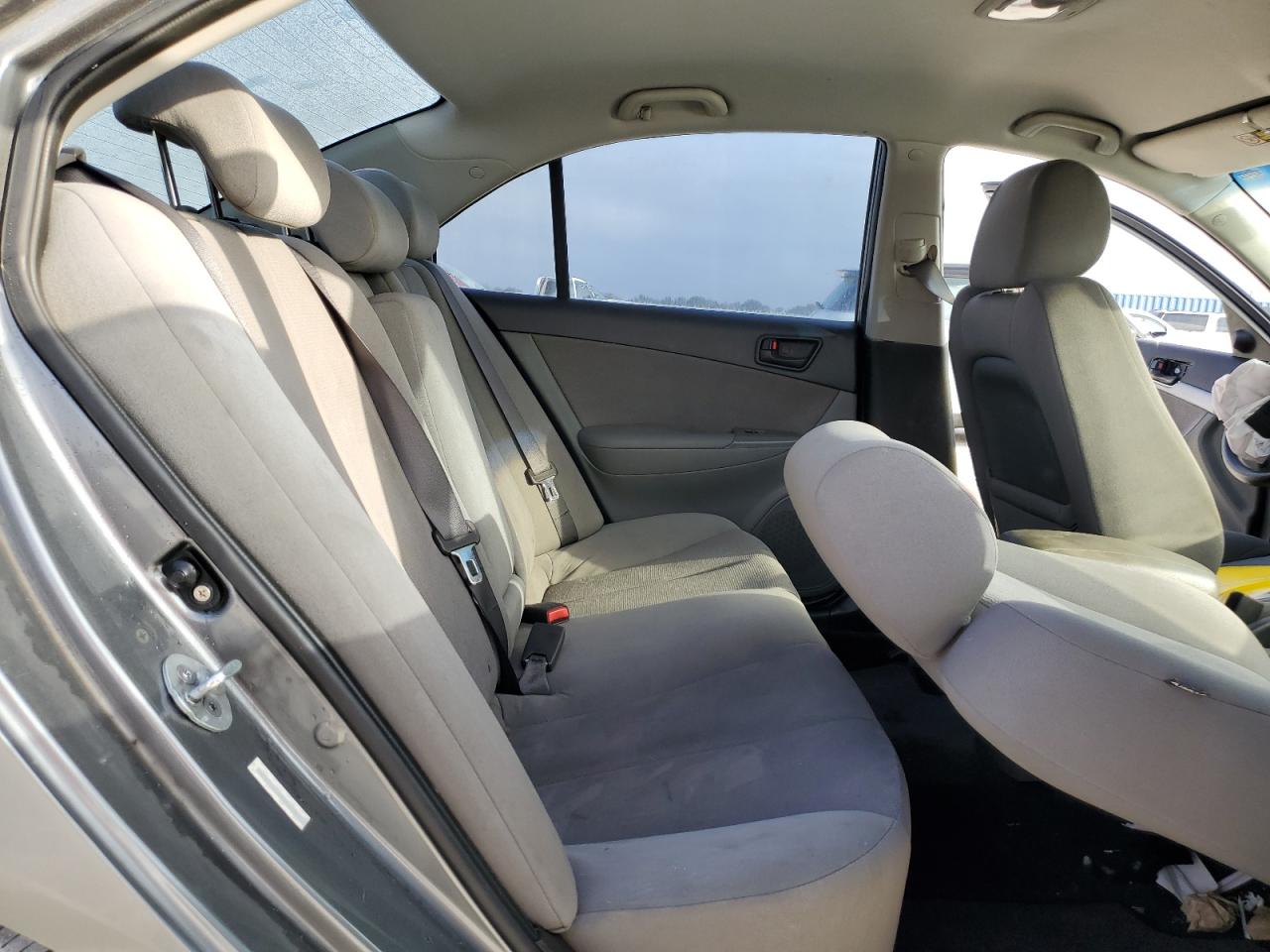 2010 Hyundai Sonata - Image 11