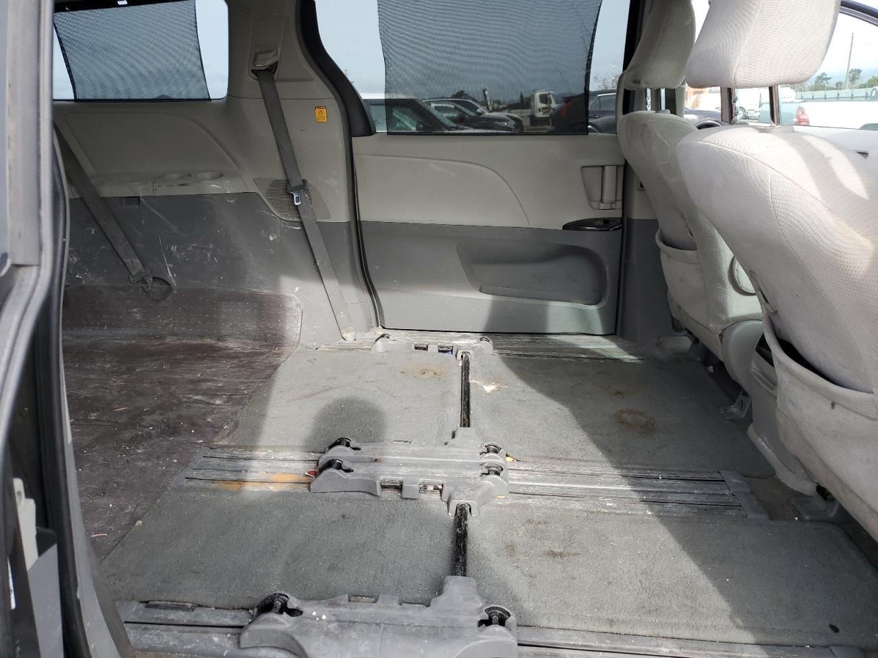 2012 Toyota Sienna - Image 11