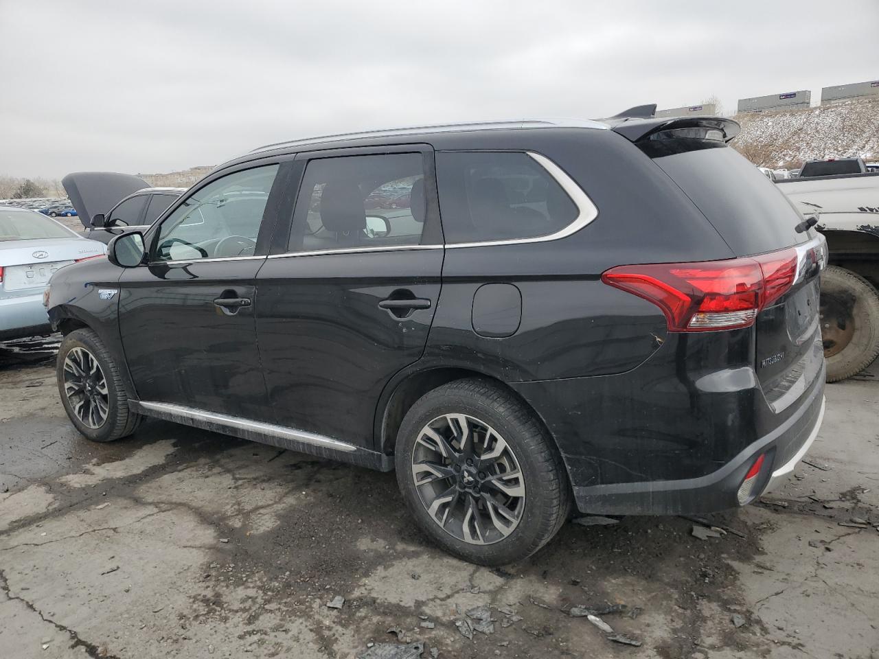 2018 Mitsubishi Outlander - Image 2