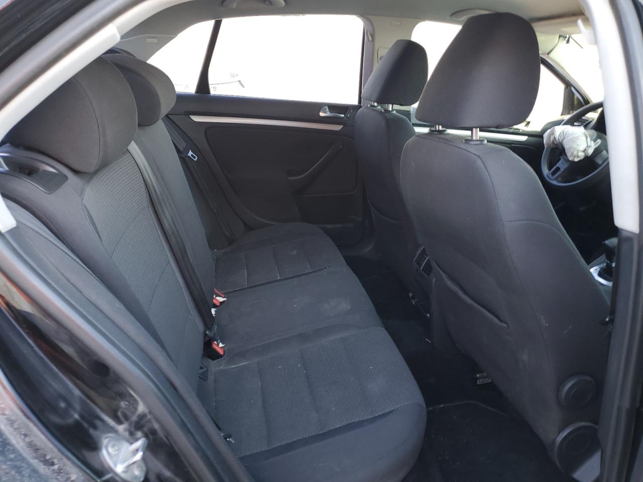 2010 Volkswagen Jetta - Image 10