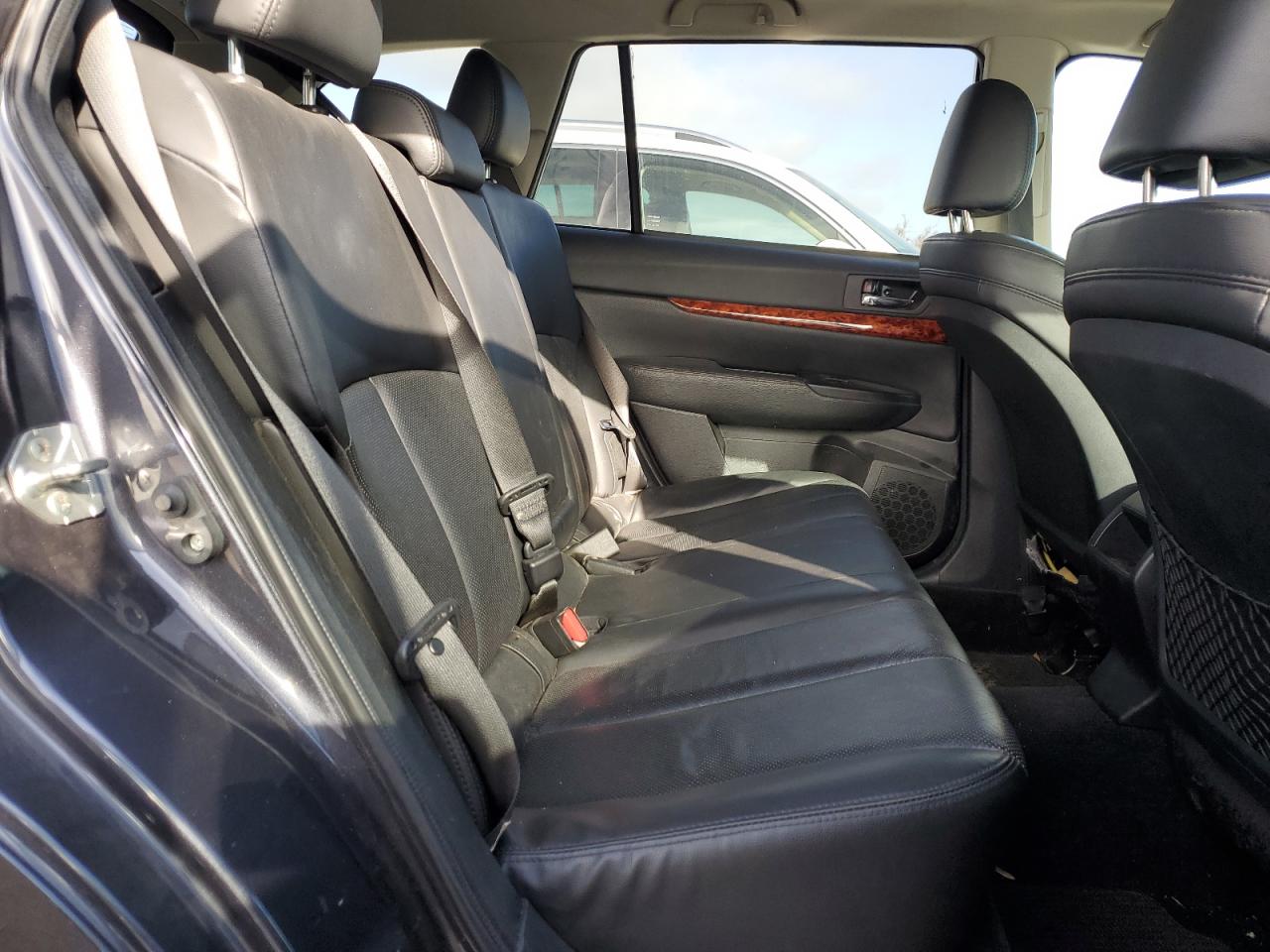 2011 Subaru Outback - Image 10