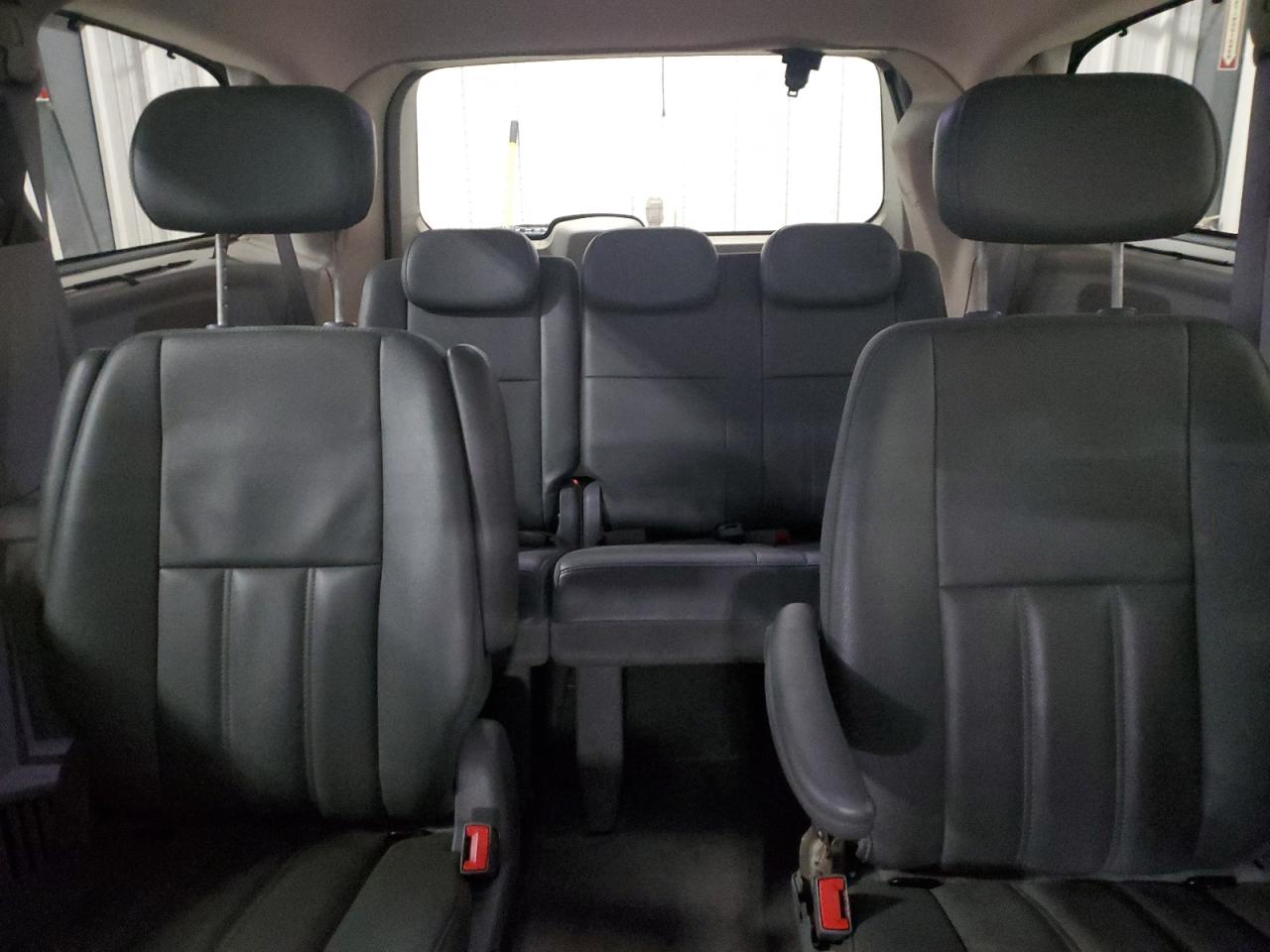 2009 Chrysler Town & Country - Image 10