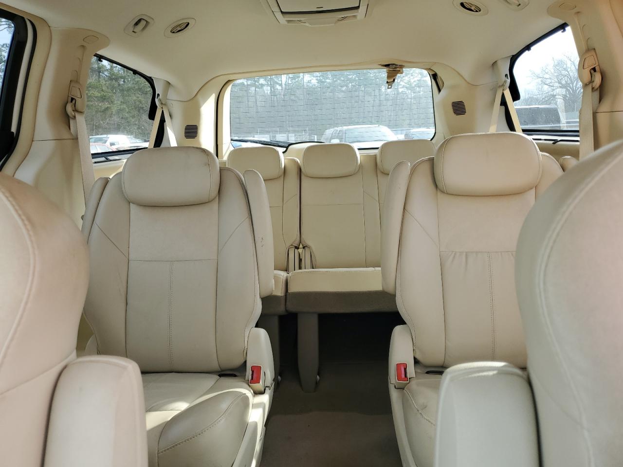 2010 Chrysler Town & Country - Image 10